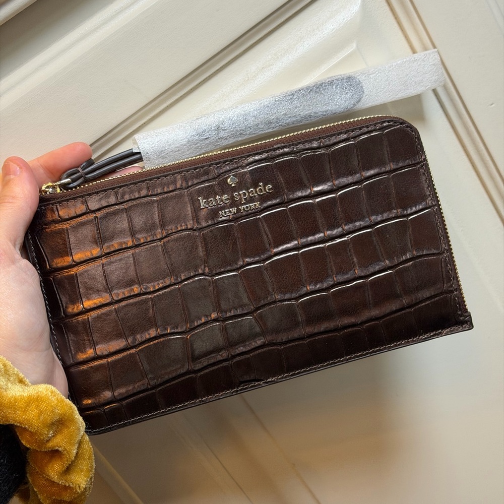 NWT Kate Spade New York Croc Embossed Leather Wristlet Wallet Brown Zip Clutch - Picture 2 of 5